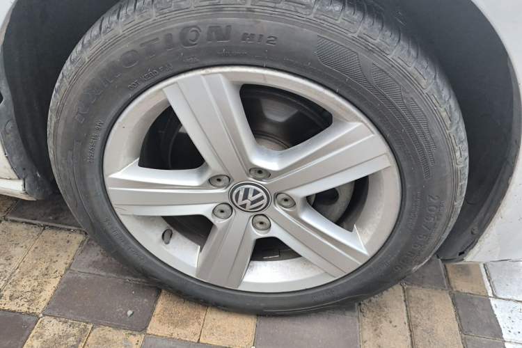 Used Volkswagen Golf 2014 1.6L Automatic Comfort Model Right Front Wheel Hub