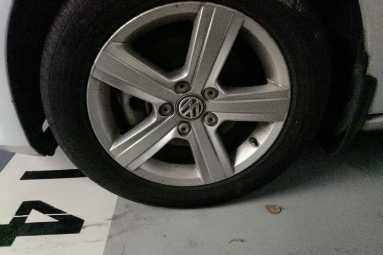 Used Volkswagen Golf 2014 1.4TSI Automatic Comfort Model Right Front Wheel Hub