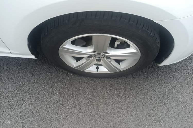 Used Volkswagen Golf 2014 1.4TSI Automatic Comfort Model Right Front Wheel Hub