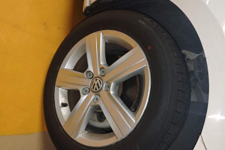 Used Volkswagen Golf 2014 1.4TSI Automatic Comfort Model Right Front Wheel Hub