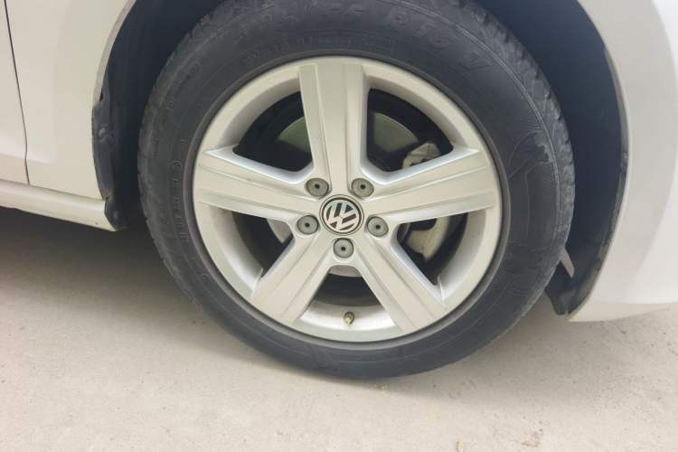 Used Volkswagen Golf 2014 1.4TSI Automatic Comfort Model Right Front Wheel Hub