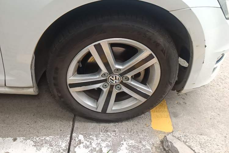 Used Volkswagen Golf 2014 1.4TSI Automatic Comfort Model Right Front Wheel Hub