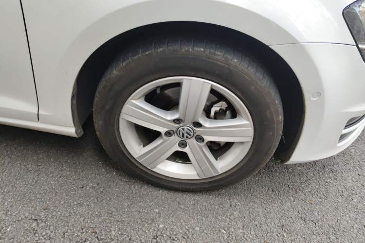 Used Volkswagen Golf 2014 1.4TSI Luxury Travel Edition Right Front Wheel Hub