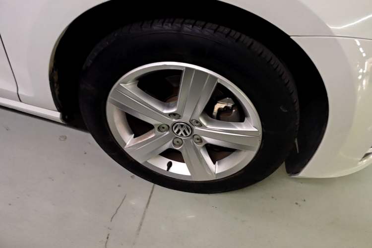 Used Volkswagen Golf 2014 1.4TSI Automatic Comfort Model Right Front Wheel Hub