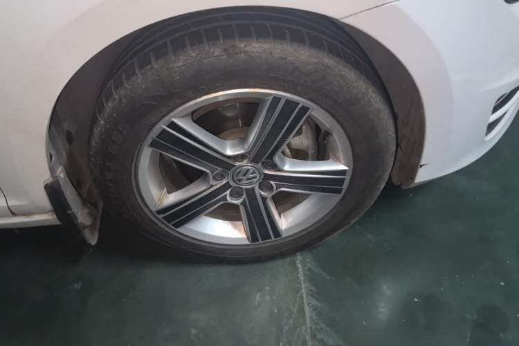Used Volkswagen Golf 2014 1.4TSI Automatic Luxury Model Right Front Wheel Hub