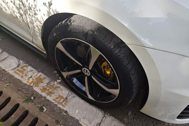 Used Volkswagen Golf 2014 1.4TSI Automatic Luxury Model Right Front Wheel Hub