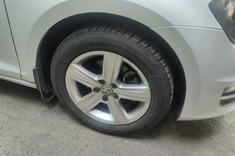 Used Volkswagen Golf 2014 1.4TSI Automatic Comfort Model Right Front Wheel Hub