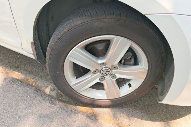 Used Volkswagen Golf 2014 1.6L Automatic Comfort Model Right Front Wheel Hub