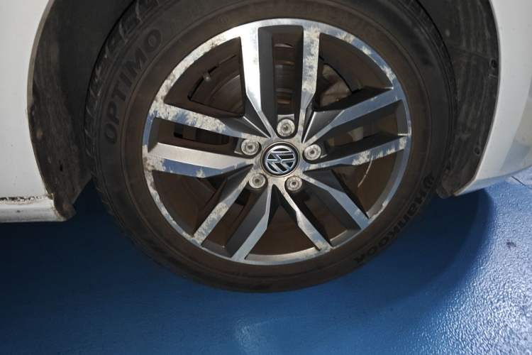 Used Volkswagen Golf 2014 1.4TSI Automatic Flagship Model Right Front Wheel Hub