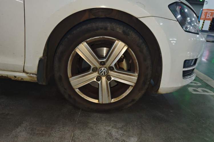 Used Volkswagen Golf 2014 1.4 TSI Manual Comfort Model Right Front Wheel Hub