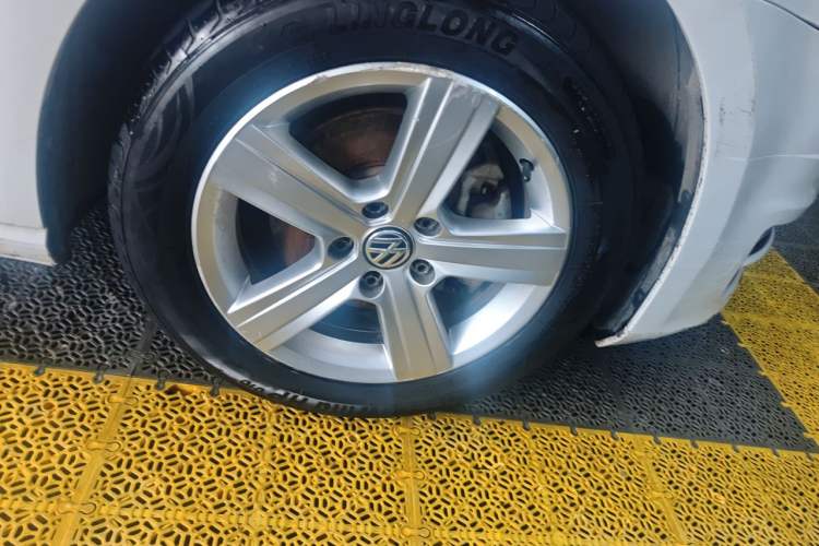 Used Volkswagen Golf 2014 1.4TSI Automatic Comfort Model Right Front Wheel Hub