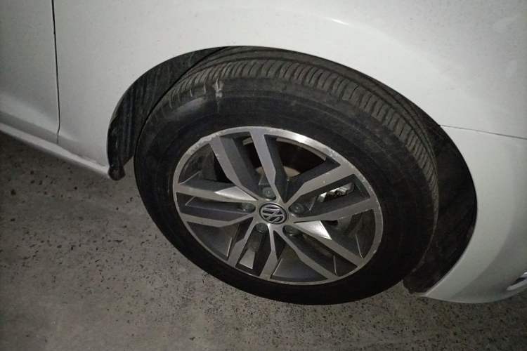 Used Volkswagen Golf 2014 1.4TSI Automatic Comfort Model Right Front Wheel Hub