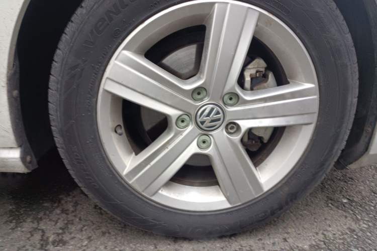 Used Volkswagen Golf 2014 1.4TSI Automatic Comfort Model Right Front Wheel Hub