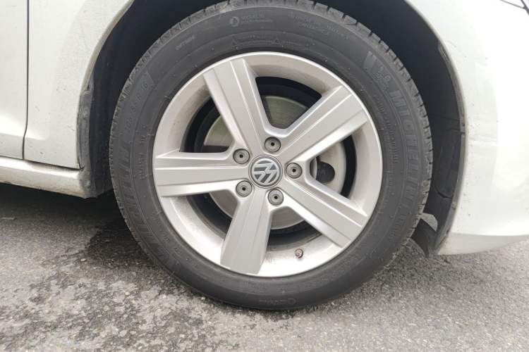 Used Volkswagen Golf 2014 1.4TSI Automatic Comfort Model Right Front Wheel Hub