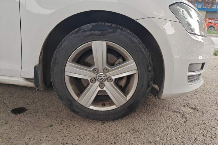 Used Volkswagen Golf 2014 1.4TSI Automatic Comfort Model Right Front Wheel Hub