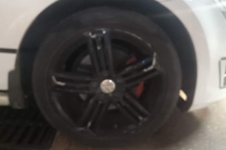 Used Volkswagen Golf 2014 1.6L Automatic Fashion Model Right Front Wheel Hub