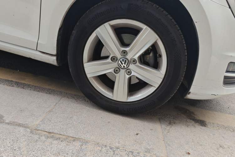 Used Volkswagen Golf 2014 1.6L Automatic Comfort Model Right Front Wheel Hub