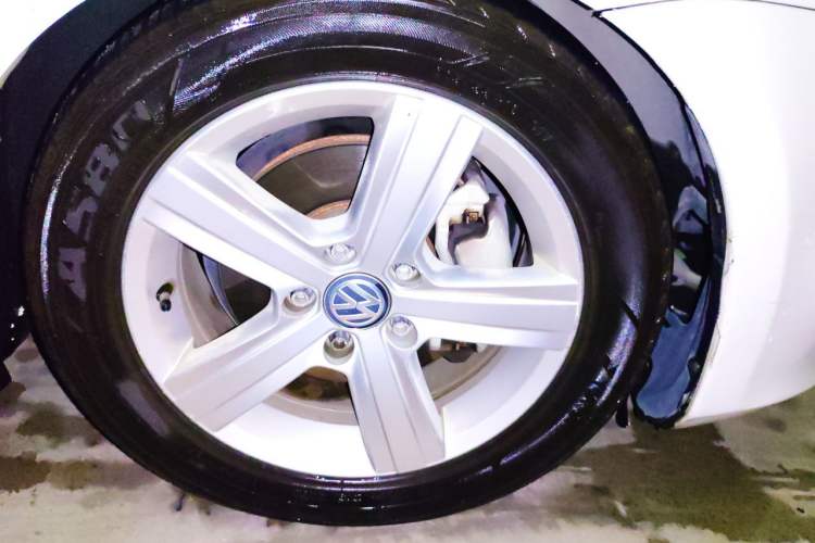 Used Volkswagen Golf 2014 1.4TSI Automatic Luxury Model Right Front Wheel Hub