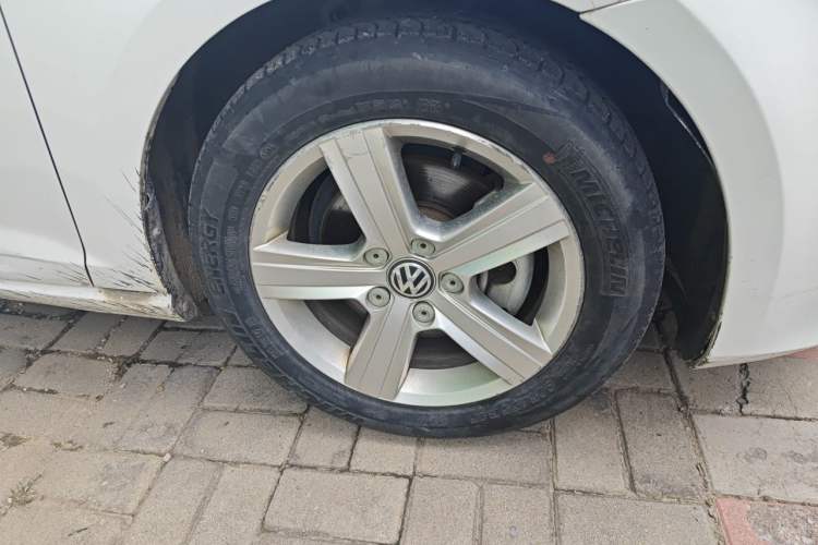 Used Volkswagen Golf 2014 1.4TSI Automatic Luxury Model Right Front Wheel Hub