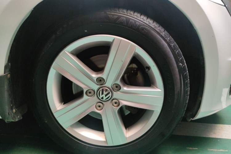 Used Volkswagen Golf 2014 1.6L Automatic Comfort Model Right Front Wheel Hub