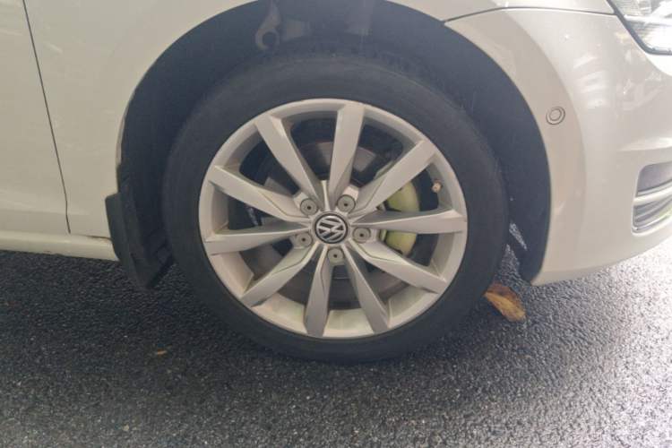 Used Volkswagen Golf 2014 1.4TSI Automatic Flagship Model Right Front Wheel Hub