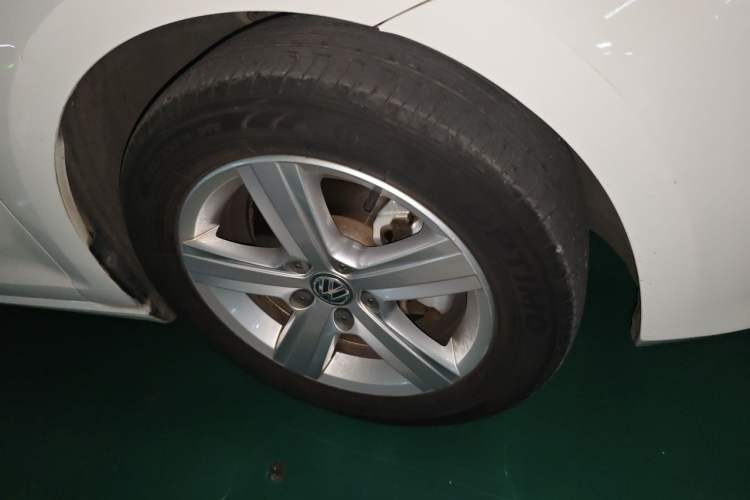 Used Volkswagen Golf 2014 1.6L Automatic Comfort Model Right Front Wheel Hub