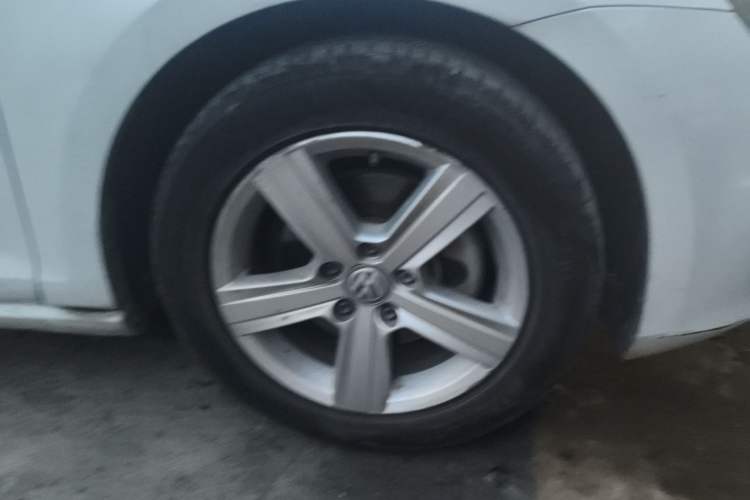 Used Volkswagen Golf 2014 1.6L Automatic Comfort Model Right Front Wheel Hub