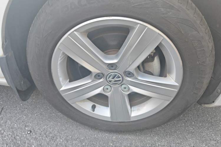 Used Volkswagen Golf 2014 1.4TSI Automatic Luxury Model Right Front Wheel Hub