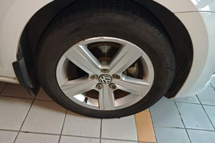 Used Volkswagen Golf 2014 1.6L Automatic Comfort Model Right Front Wheel Hub