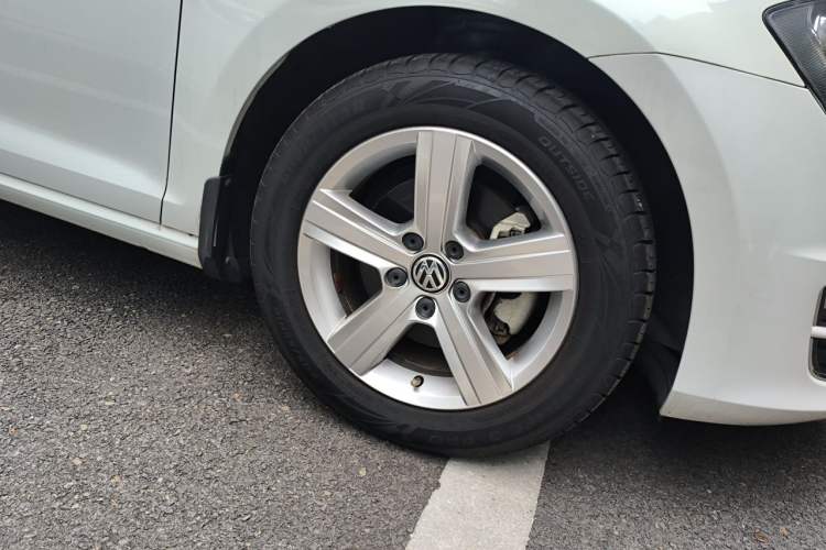 Used Volkswagen Golf 2014 1.4TSI Automatic Luxury Model Right Front Wheel Hub