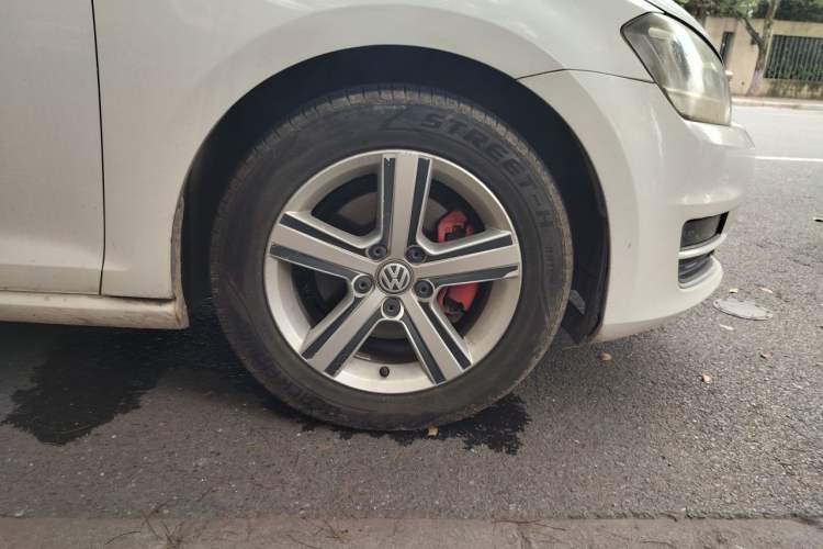 Used Volkswagen Golf 2014 1.4TSI Automatic Comfort Model Right Front Wheel Hub