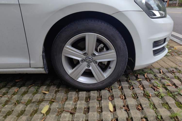 Used Volkswagen Golf 2014 1.4TSI Automatic Luxury Model Right Front Wheel Hub
