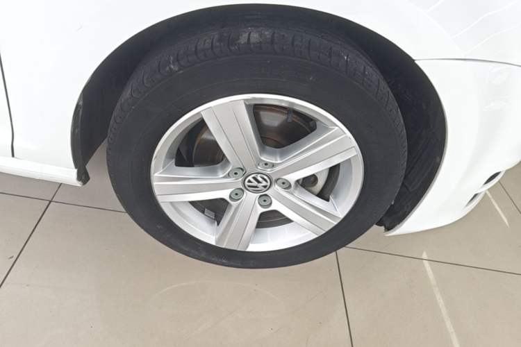 Used Volkswagen Golf 2014 1.4TSI Automatic Comfort Model Right Front Wheel Hub