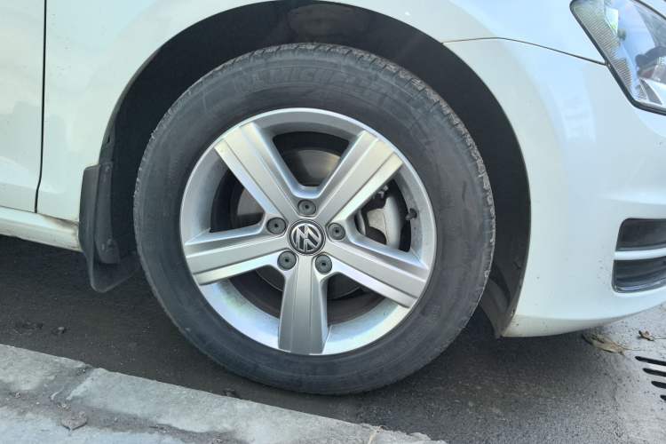 Used Volkswagen Golf 2014 1.4 TSI Manual Comfort Model Right Front Wheel Hub