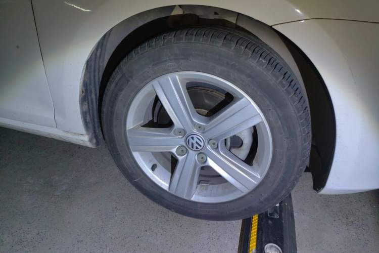 Used Volkswagen Golf 2014 1.6L Automatic Comfort Model Right Front Wheel Hub