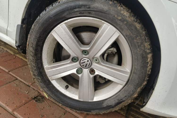 Used Volkswagen Golf 2014 1.4TSI Automatic Comfort Model Right Front Wheel Hub