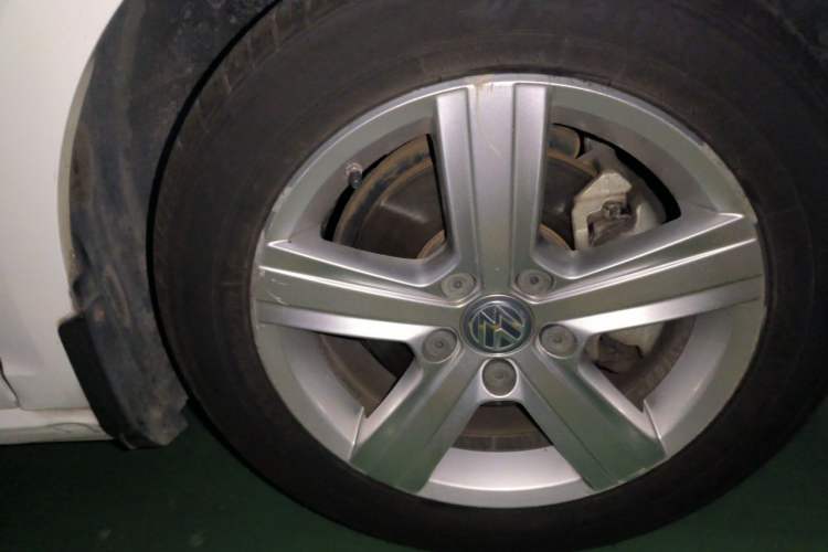 Used Volkswagen Golf 2014 1.6L Automatic Comfort Model Right Front Wheel Hub
