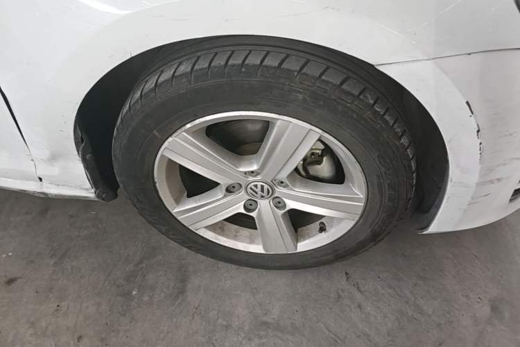 Used Volkswagen Golf 2014 1.6L Automatic Comfort Model Right Front Wheel Hub
