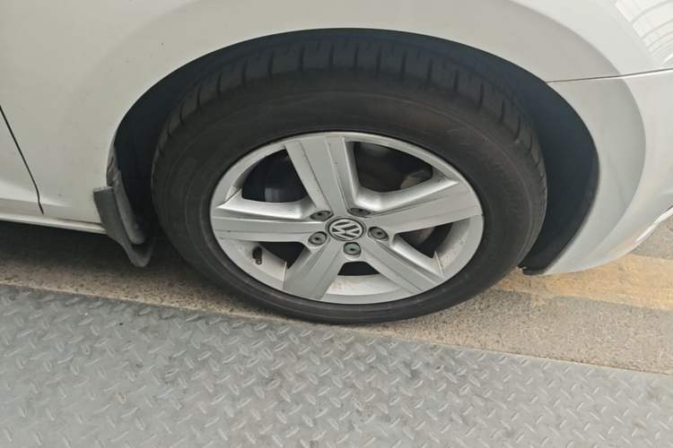 Used Volkswagen Golf 2014 1.4TSI Automatic Comfort Model Right Front Wheel Hub