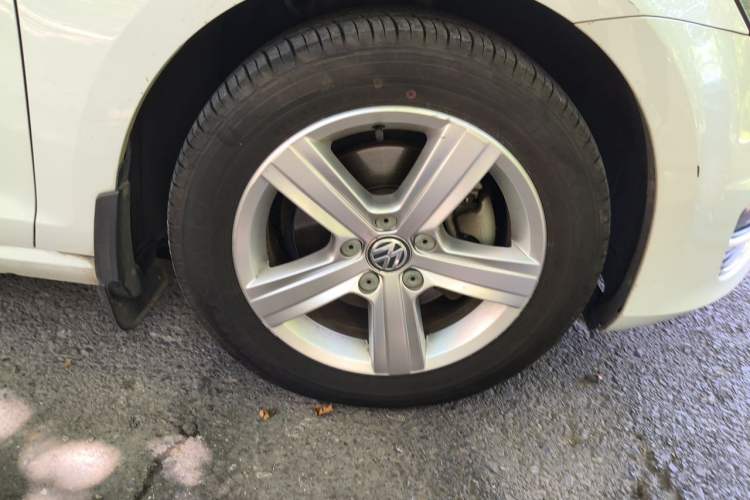 Used Volkswagen Golf 2014 1.6L Automatic Comfort Model Right Front Wheel Hub