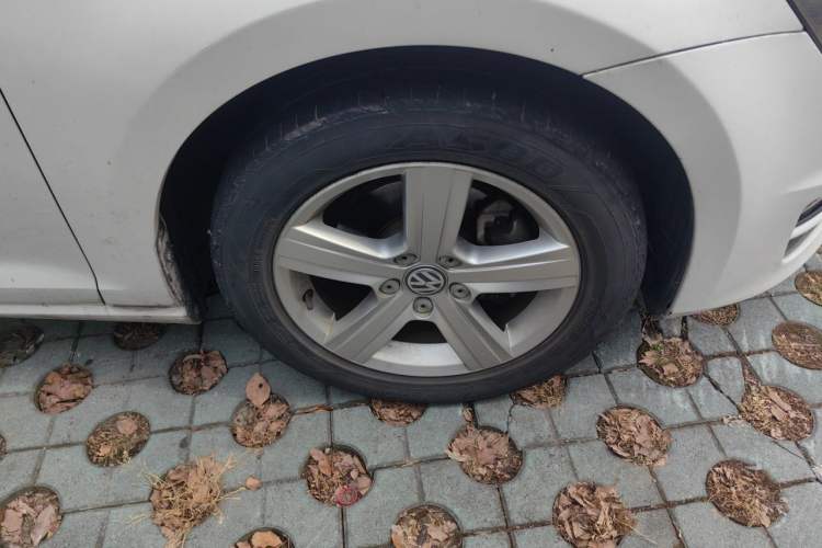 Used Volkswagen Golf 2014 1.6L Automatic Comfort Model Right Front Wheel Hub