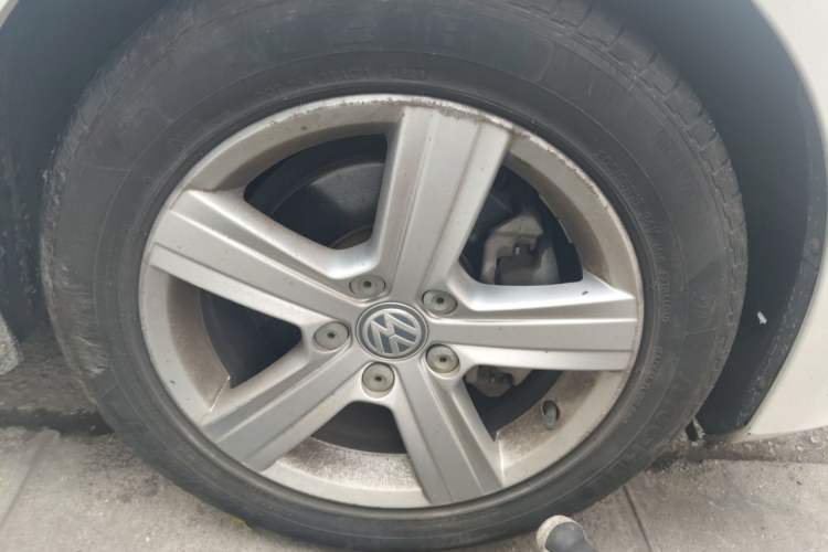 Used Volkswagen Golf 2014 1.6L Automatic Comfort Model Right Front Wheel Hub