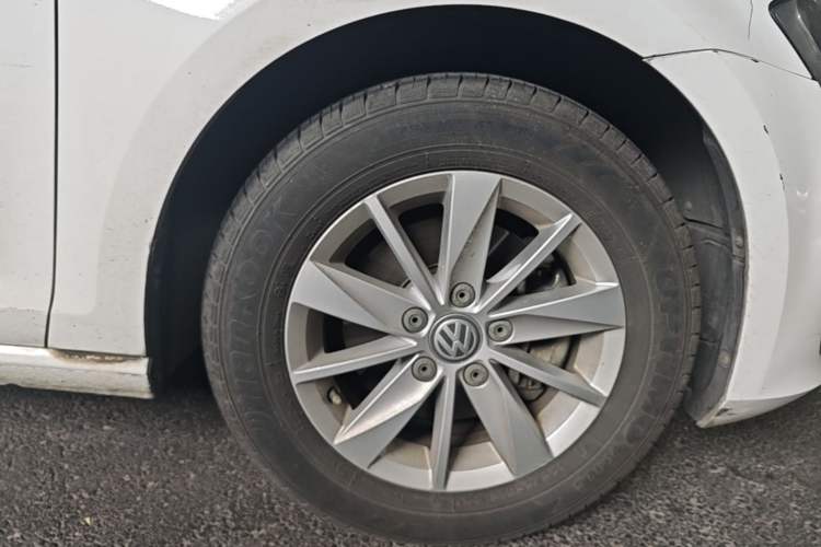 Used Volkswagen Golf 2014 1.6L Automatic Fashion Model Right Front Wheel Hub