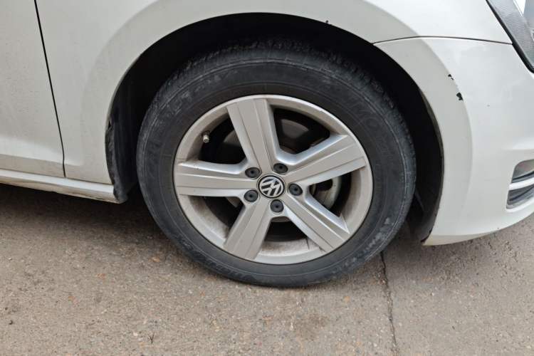 Used Volkswagen Golf 2014 1.6L Automatic Comfort Model Right Front Wheel Hub
