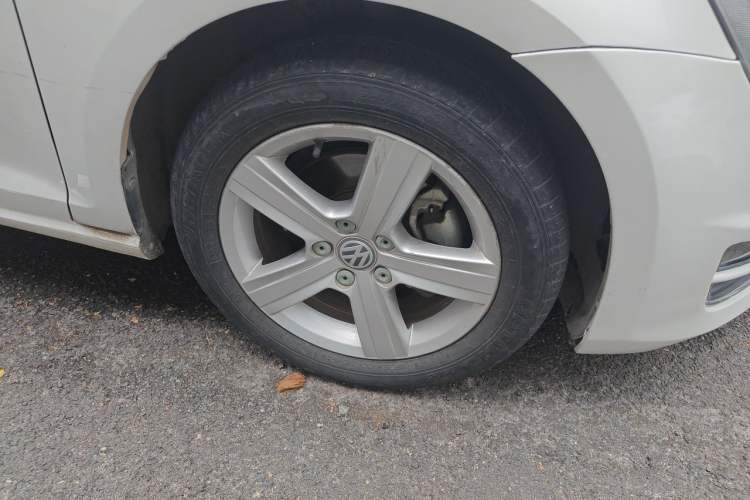 Used Volkswagen Golf 2014 1.6L Automatic Comfort Model Right Front Wheel Hub