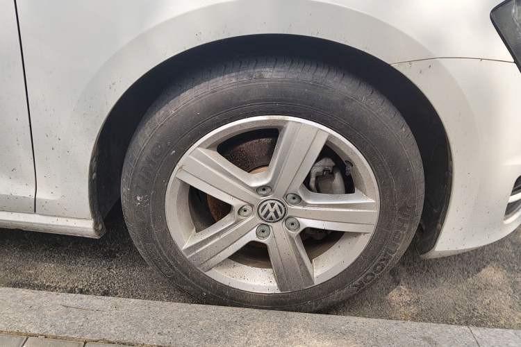 Used Volkswagen Golf 2014 1.4TSI Automatic Comfort Model Right Front Wheel Hub