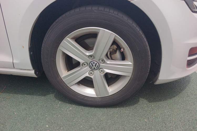 Used Volkswagen Golf 2014 1.4TSI Automatic Comfort Model Right Front Wheel Hub