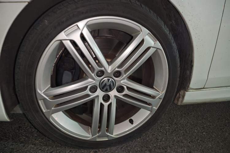 Used Volkswagen Golf 2014 2.0 TSI R Convertible Right Front Wheel Hub