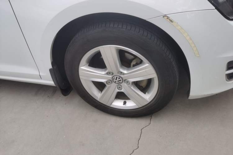 Used Volkswagen Golf 2014 1.4TSI Automatic Comfort Model Right Front Wheel Hub