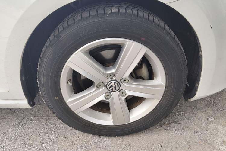Used Volkswagen Golf 2014 1.6L Automatic Comfort Model Right Front Wheel Hub